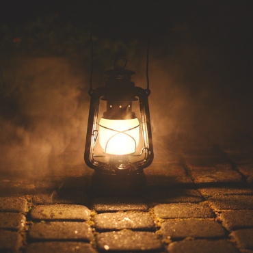Is Tamim al-Dari the first person to put an oil lamp in Masjid Nabawi