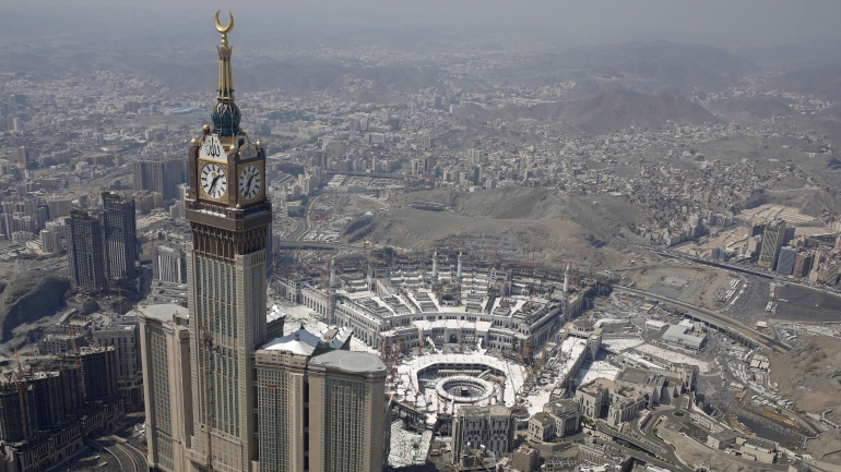 Query regarding menstruating woman unable to perform ‘umrah due to limited stay in saudi arabia