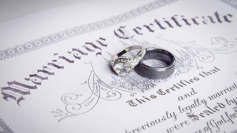 Can wife change surname after marriage