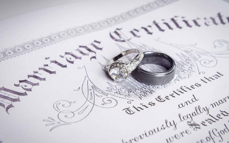 Can wife change surname after marriage