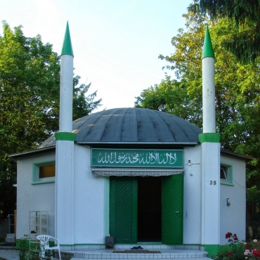 Women performing Salah in congregation adjacent to men and the validity of the men’s Salah