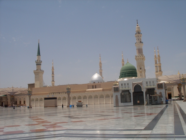 Woman in menses sitting in Masjid courtyard in Makkah and Madinah