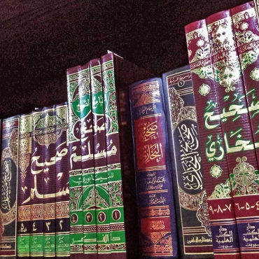 Zakat for poor scholar who owns hundreds of books