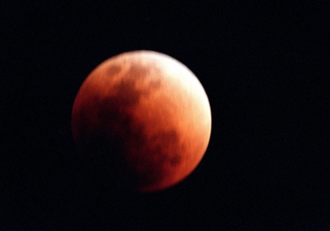 Lunar eclipse becomes invisible due to clouds and continuing Salah until eclipse ends