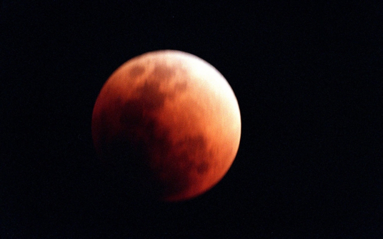Lunar eclipse becomes invisible due to clouds and continuing Salah until eclipse ends