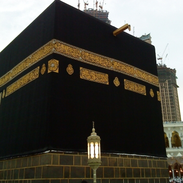 Idtibaa (uncovering right shoulder) in all or 3 rounds of Tawaf