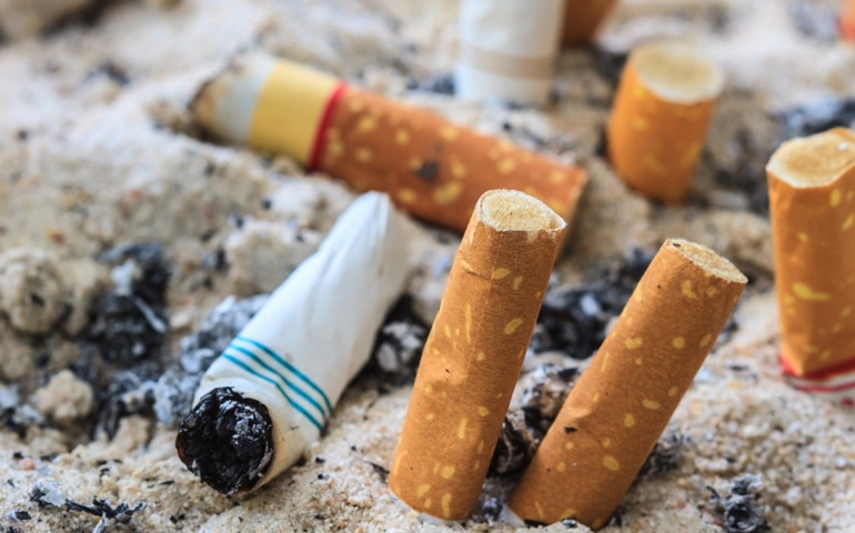 Does smoking cigarettes necessitate Kaffarah?