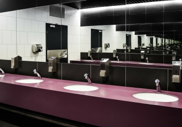 Can a Muhrim look in the mirror?